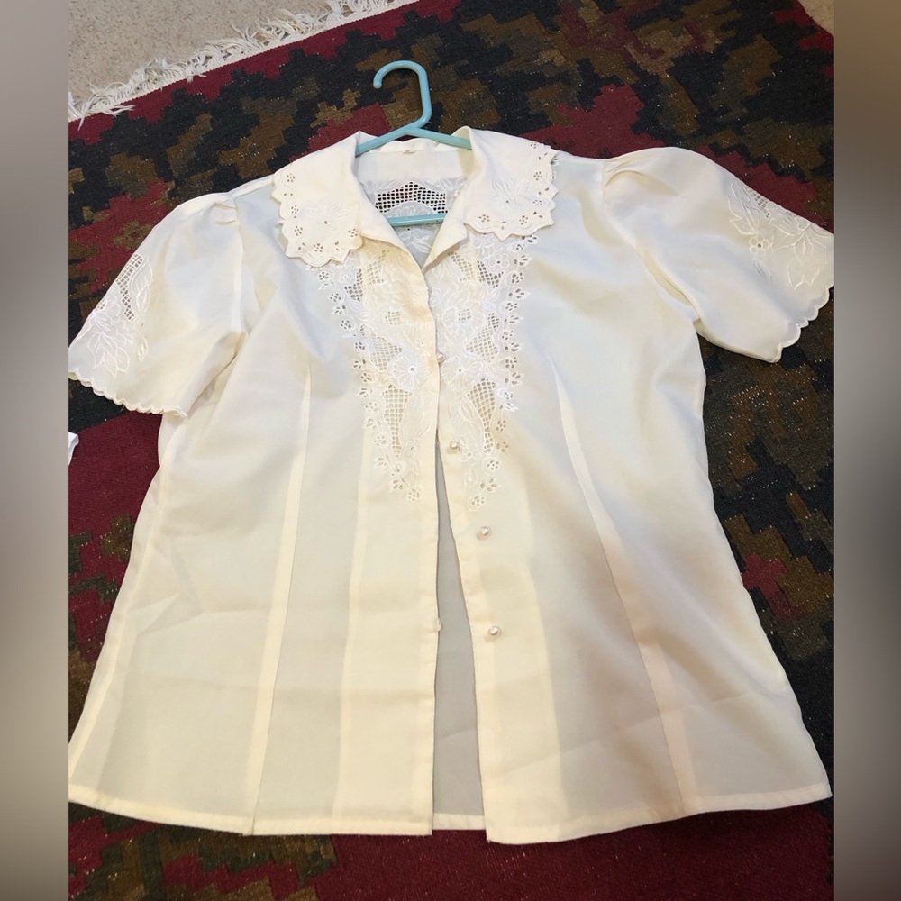 Vintage Victorian lace satin blouse w eye lit cut outs short sleeve m